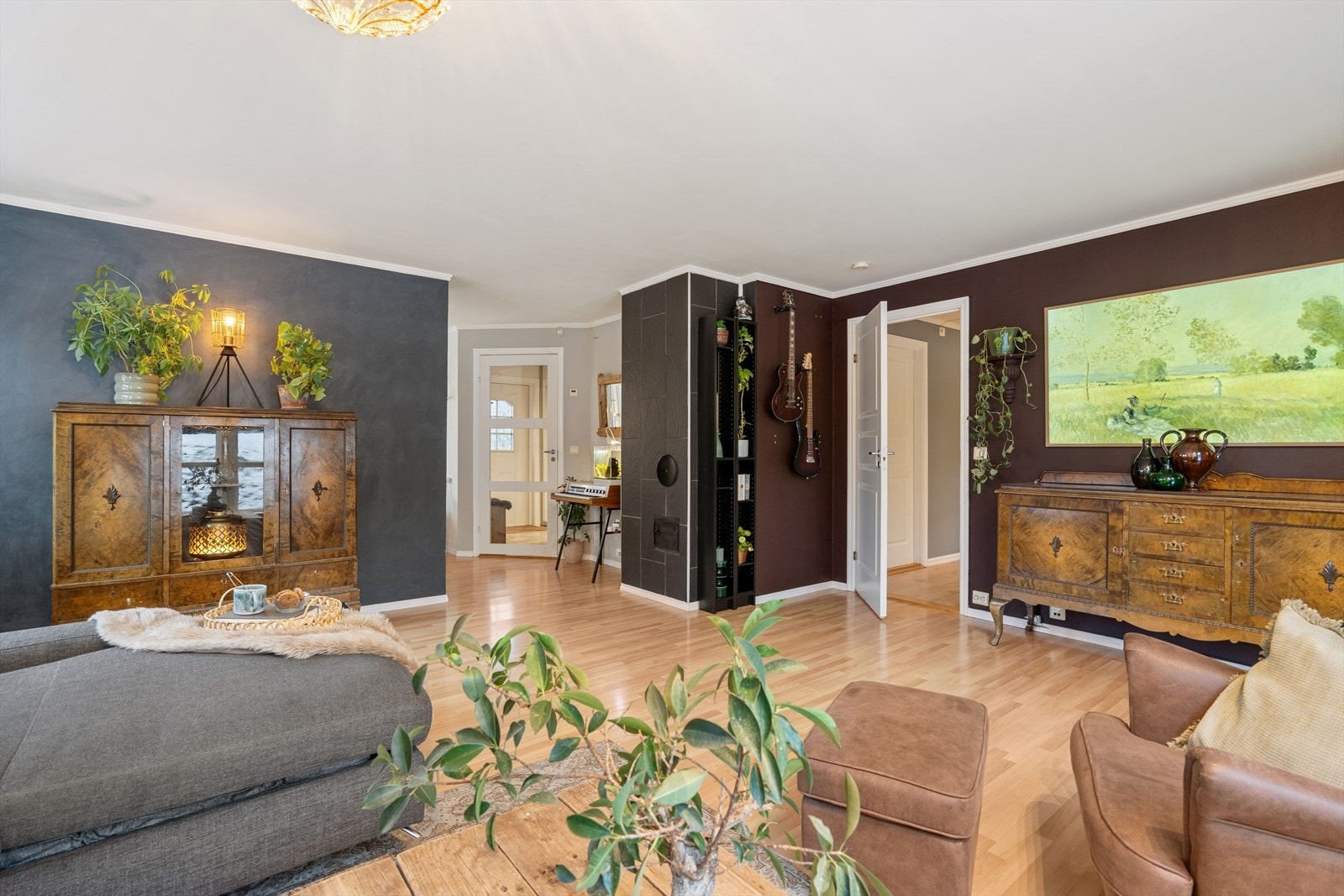 Romslig stue med flott flyt mellom sonene. Galleribilde