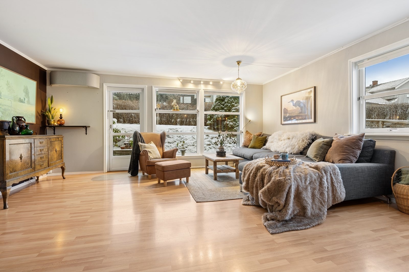 Godt med gjennomlys fra stuen til kjøkkenet. Galleribilde