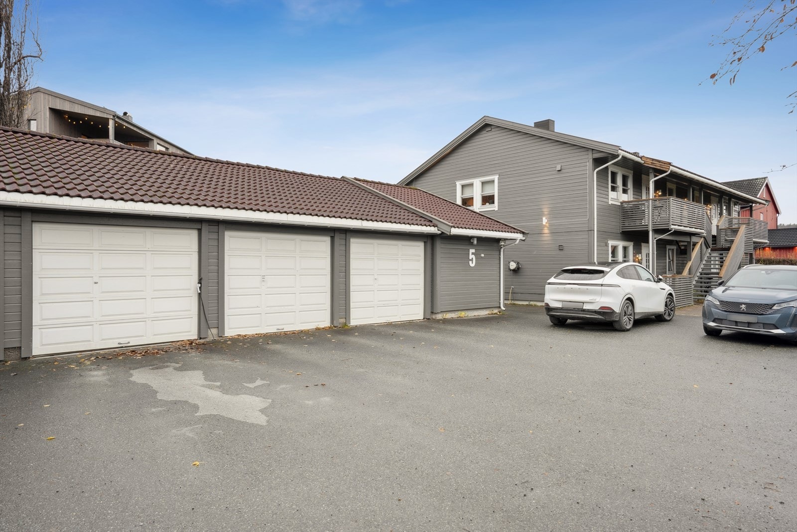 Boligen disponerer egen garasjeplass med lader for el-bil. Galleribilde