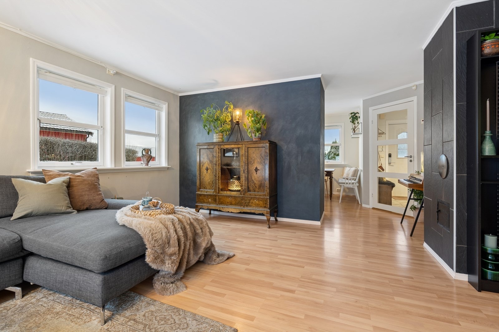 Godt med gjennomlys mellom stue og kjøkken. Galleribilde