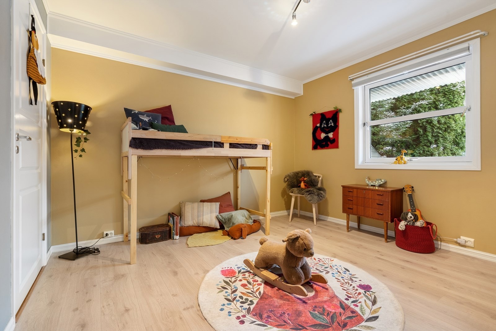 Et stort soverom på 12,5 kvm. som enkelt rommer både seng, garderobeskap og pult. Galleribilde