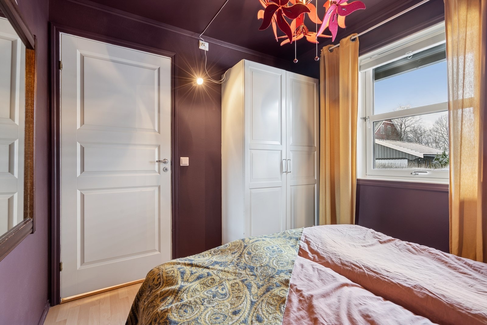 Soverom i varme farger med naturlig lys inn fra vinduet. Galleribilde