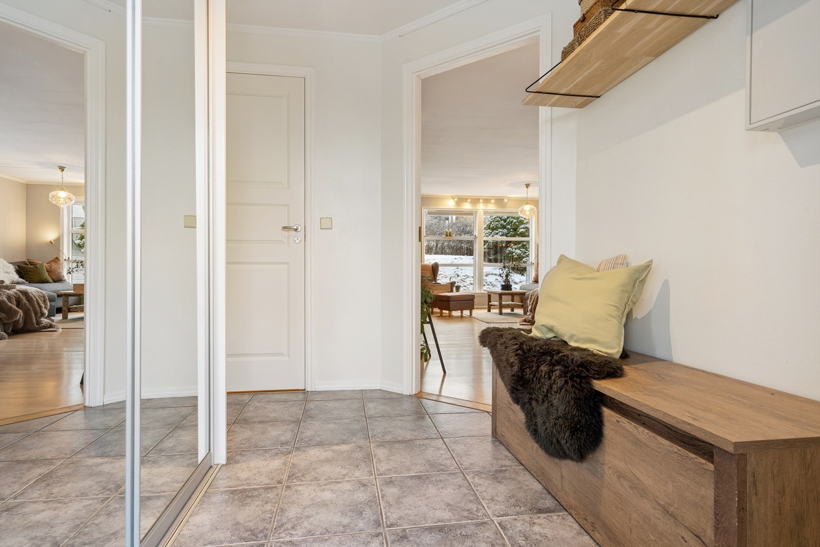 Romslig entré med en romslig skyvedørsgarderobe med speildører. Galleribilde