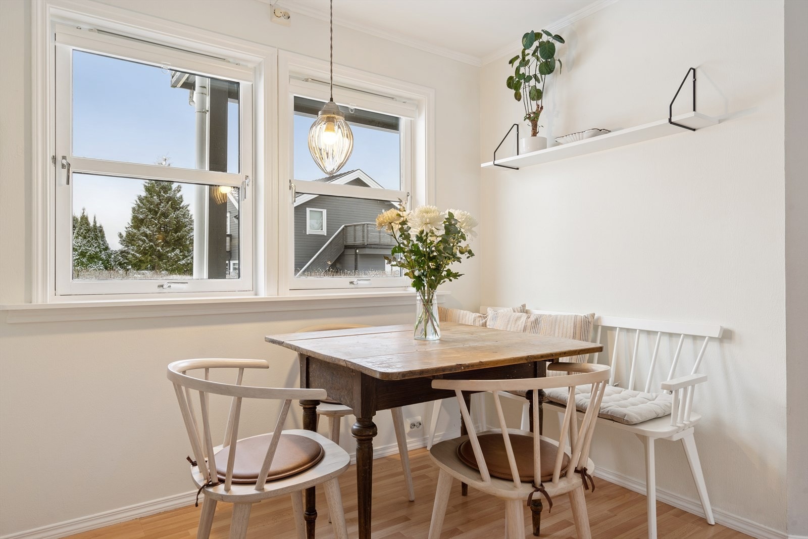 Sjarmerende og funksjonelt kjøkken med koselig spiseplass. Galleribilde