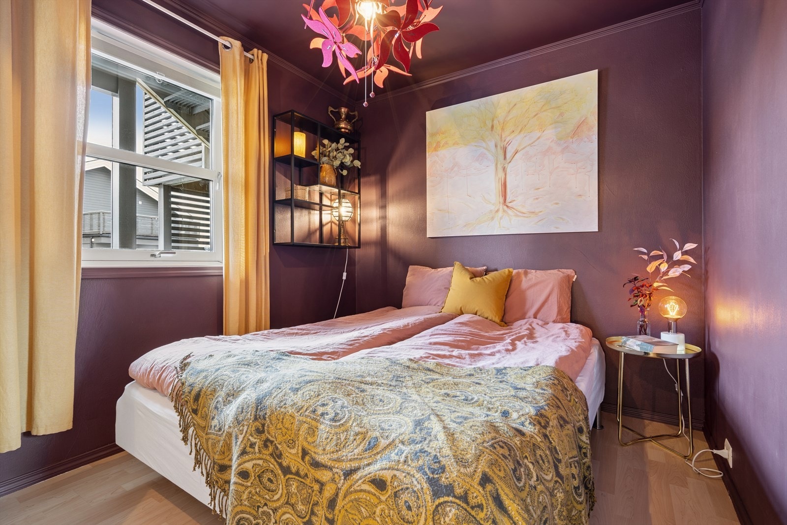 Soverom på ca 7,5 kvm med plass til dobbeltseng og garderobeskap. Galleribilde