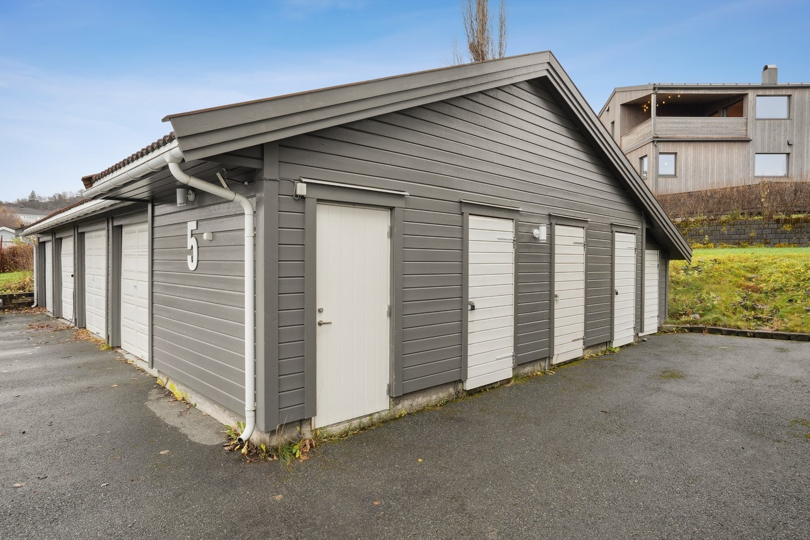 Sportsboden ligger i enden av garasjerekken Galleribilde