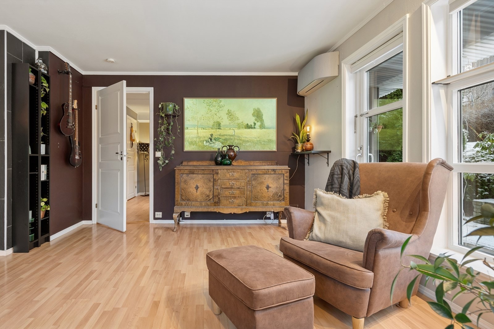 Lun og trivelig del av stuen med god plass til avslapning. Galleribilde