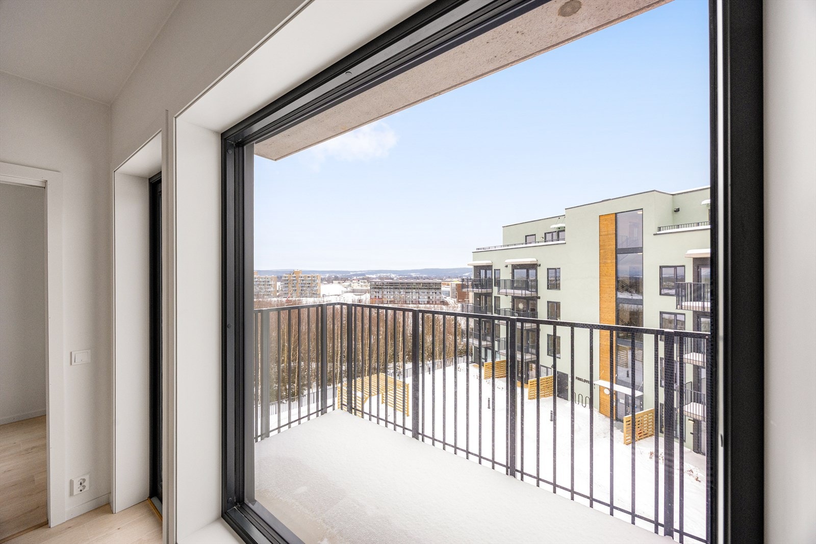 Beliggenheten på en kolle over Råholt sentrum gir en åpen og fin utsikt. Galleribilde