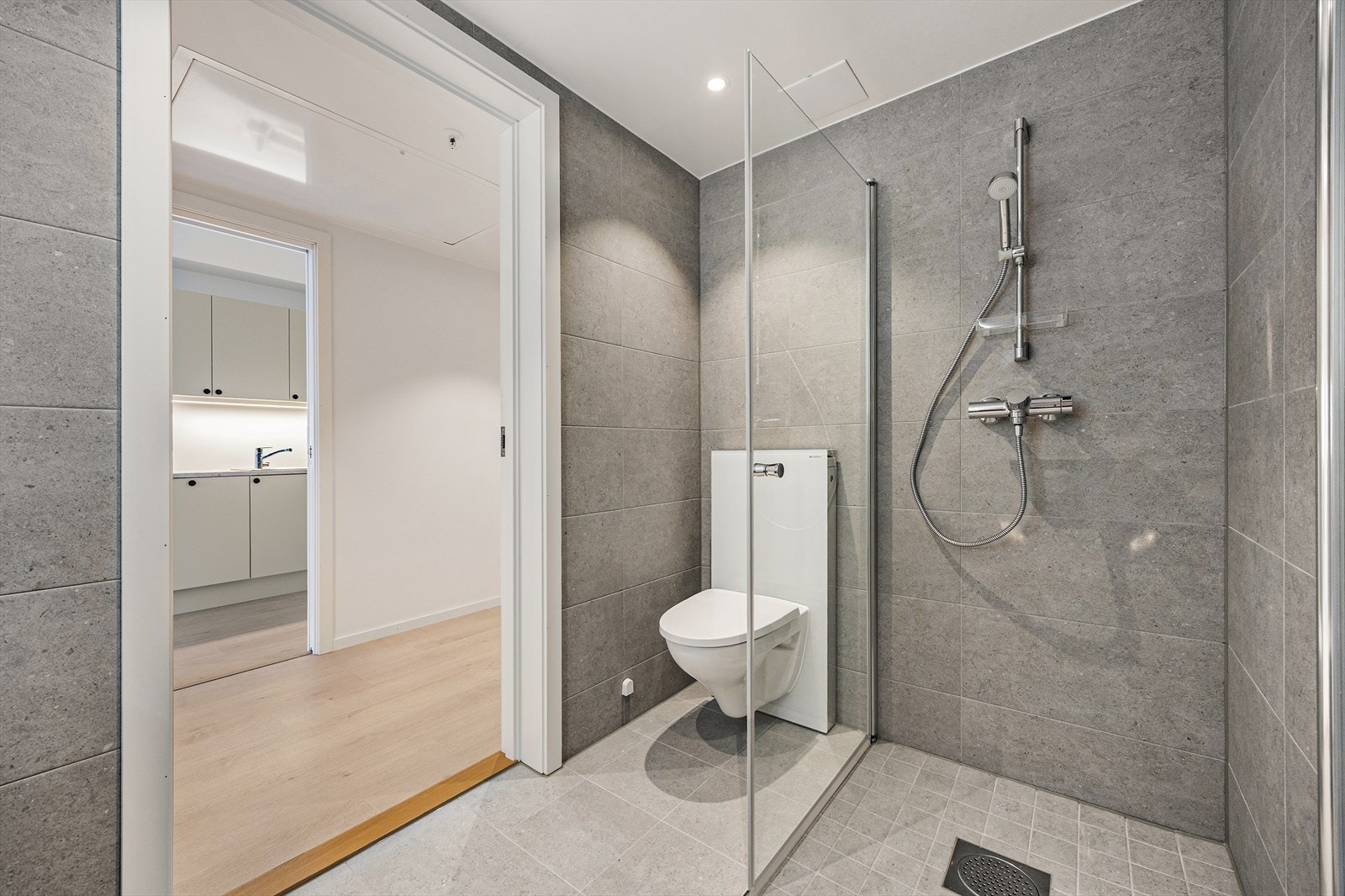 Fra badet er det enkel adkomst til leilighetens øvrige rom. Galleribilde