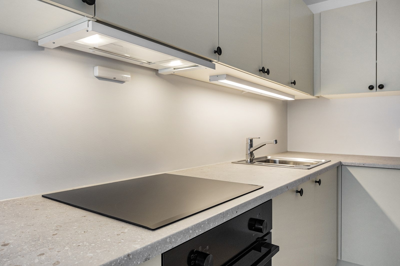 God arbeidsbelysning over benken og nedfelt keramisk platetopp. Galleribilde