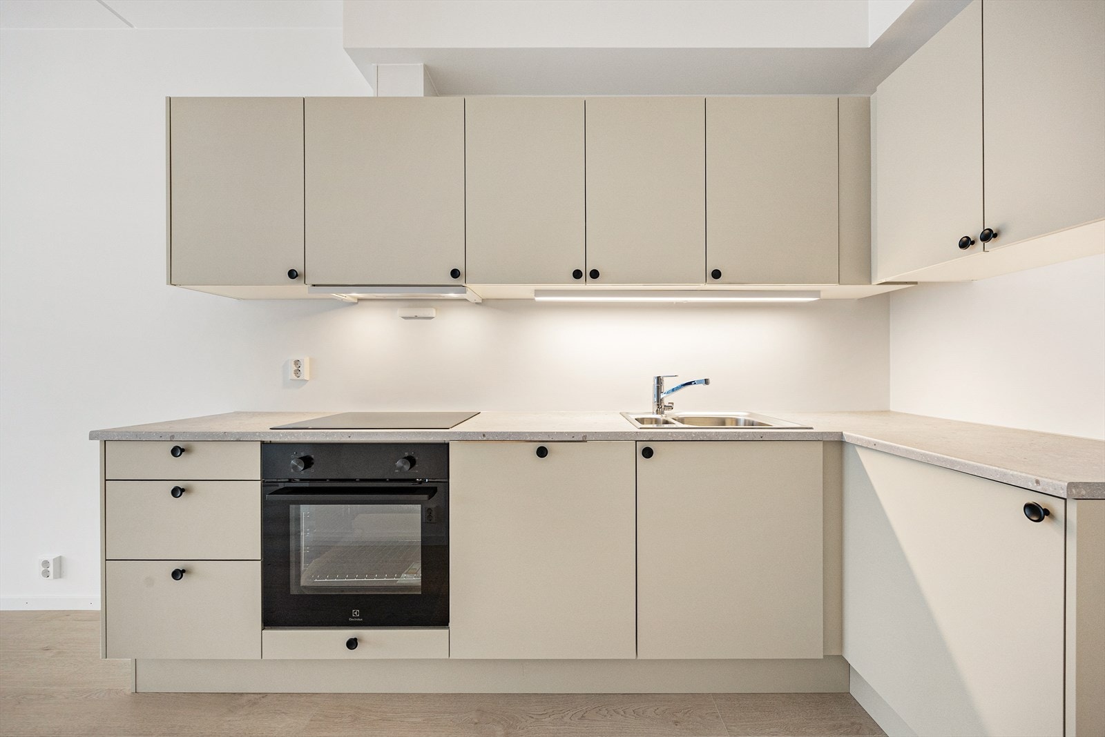 Innredningen har et tidløst uttrykk med slette fronter og laminatbenkeplate. Galleribilde