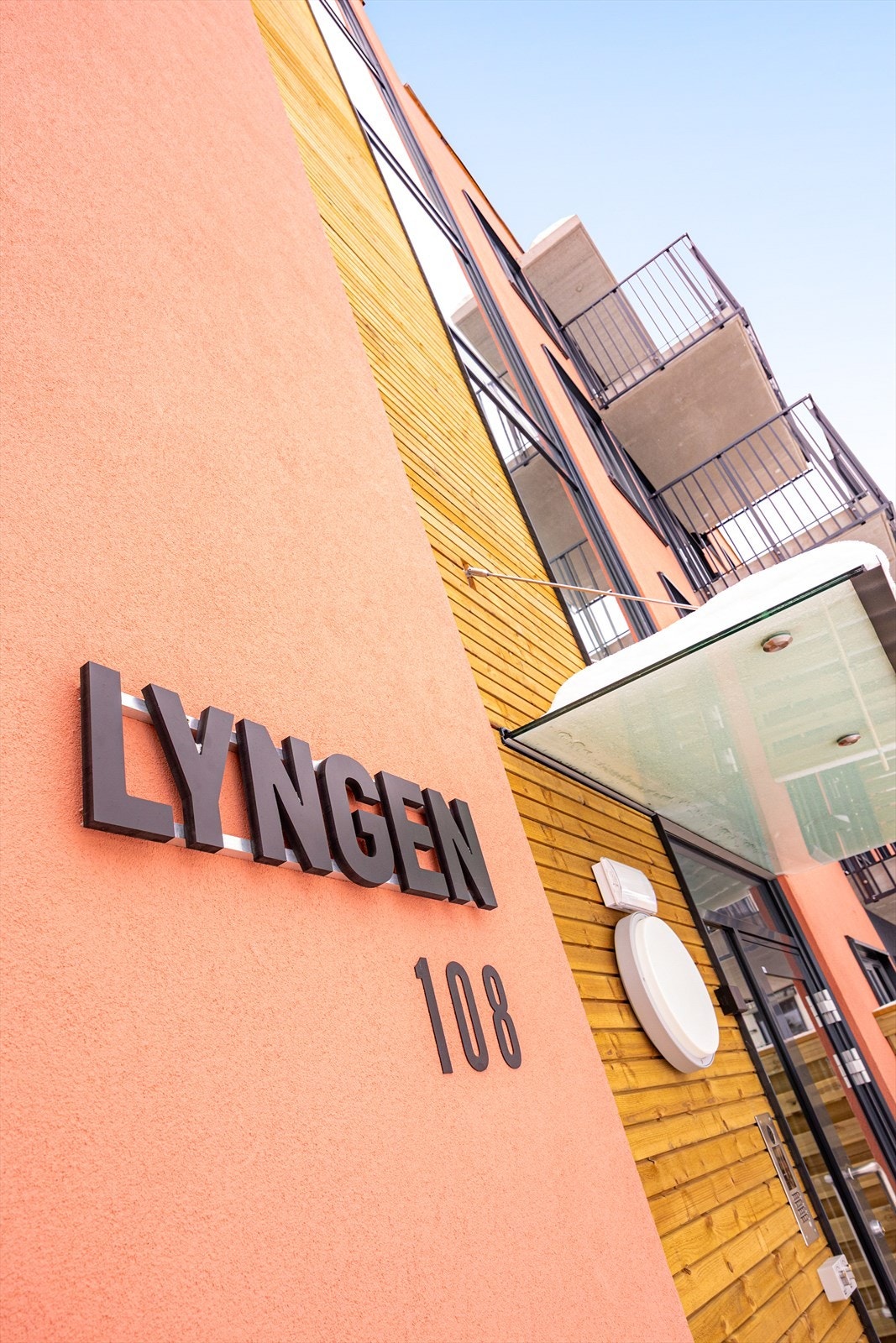 Leiligheten ligger i bygget "Lyngen" på Råholtåsen, i et veletablert nabolag. Galleribilde
