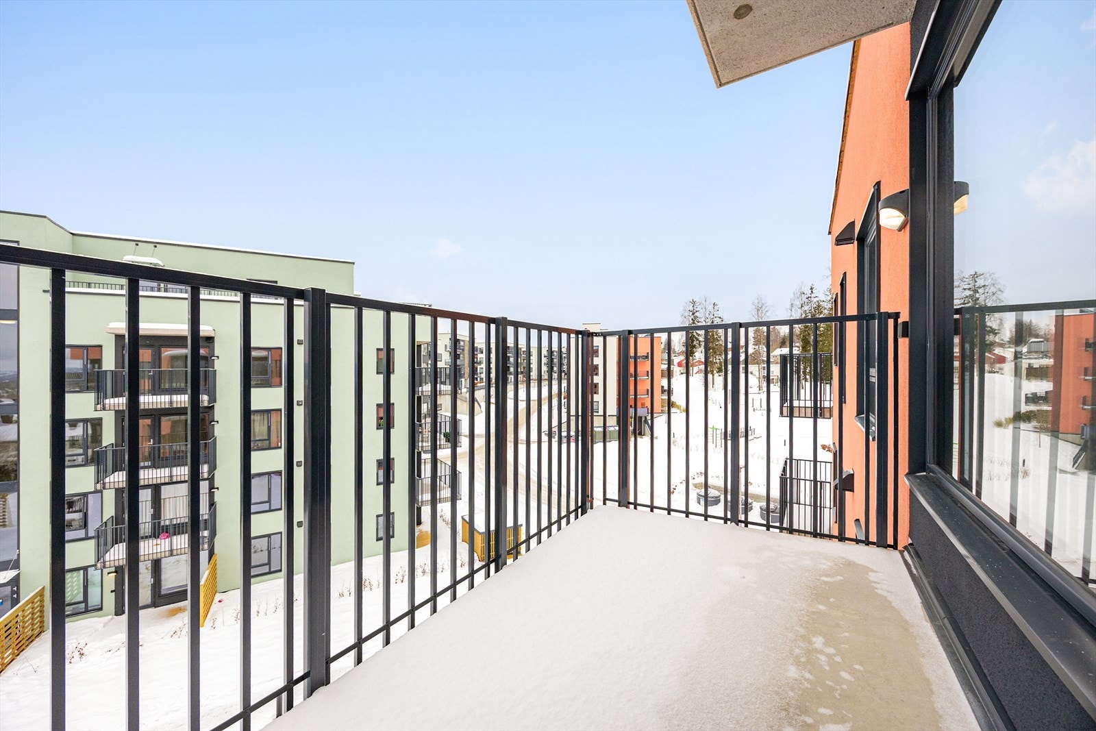 Fra stuen er det direkte utgang til en sydvendt balkong på 5 m². Galleribilde