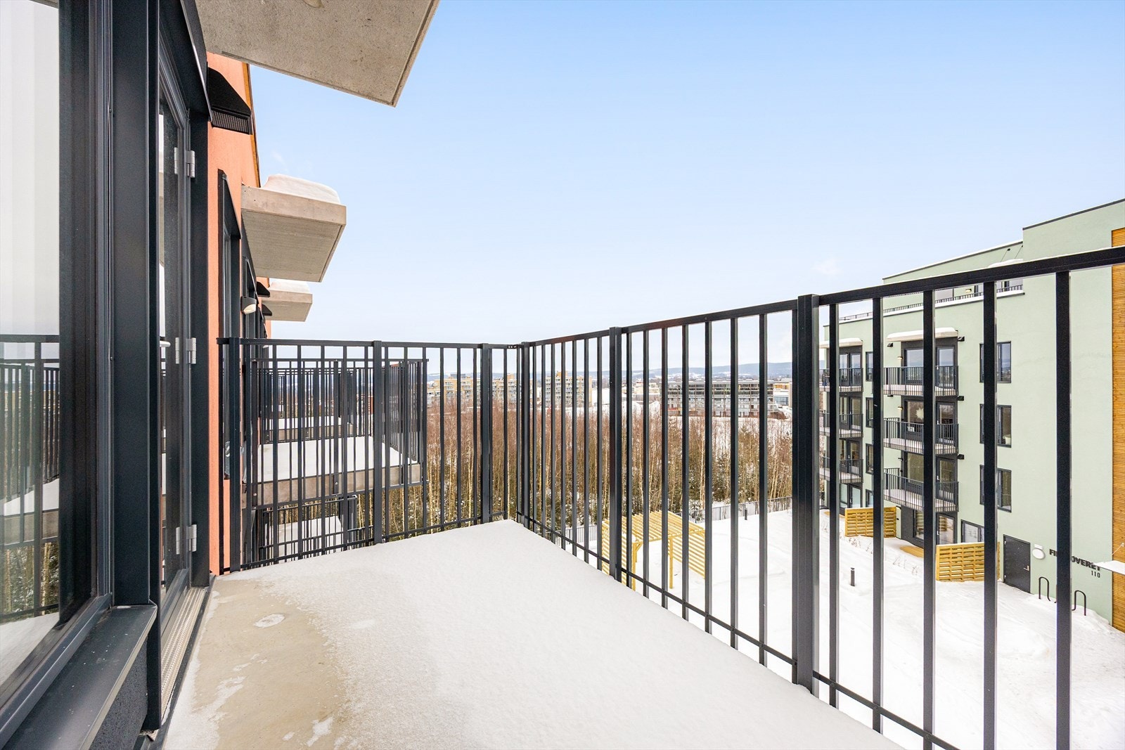 Balkongen gir en fin uteplass og blir en naturlig forlengelse av stuen. Galleribilde