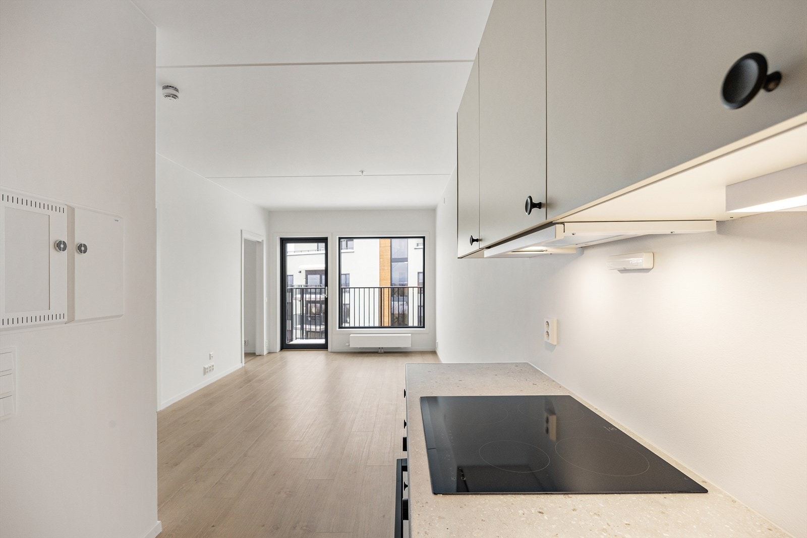 Den åpne løsningen mot kjøkkenet gir en sosial og luftig romfølelse. Galleribilde