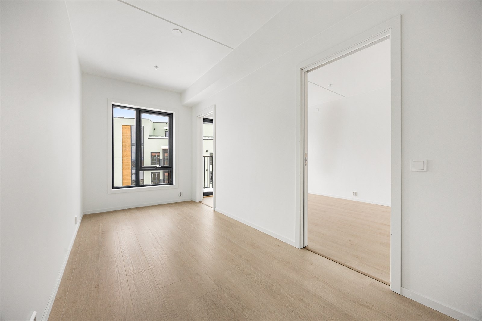 Et stort vindu på soverommet sørger for rikelig med dagslys. Galleribilde