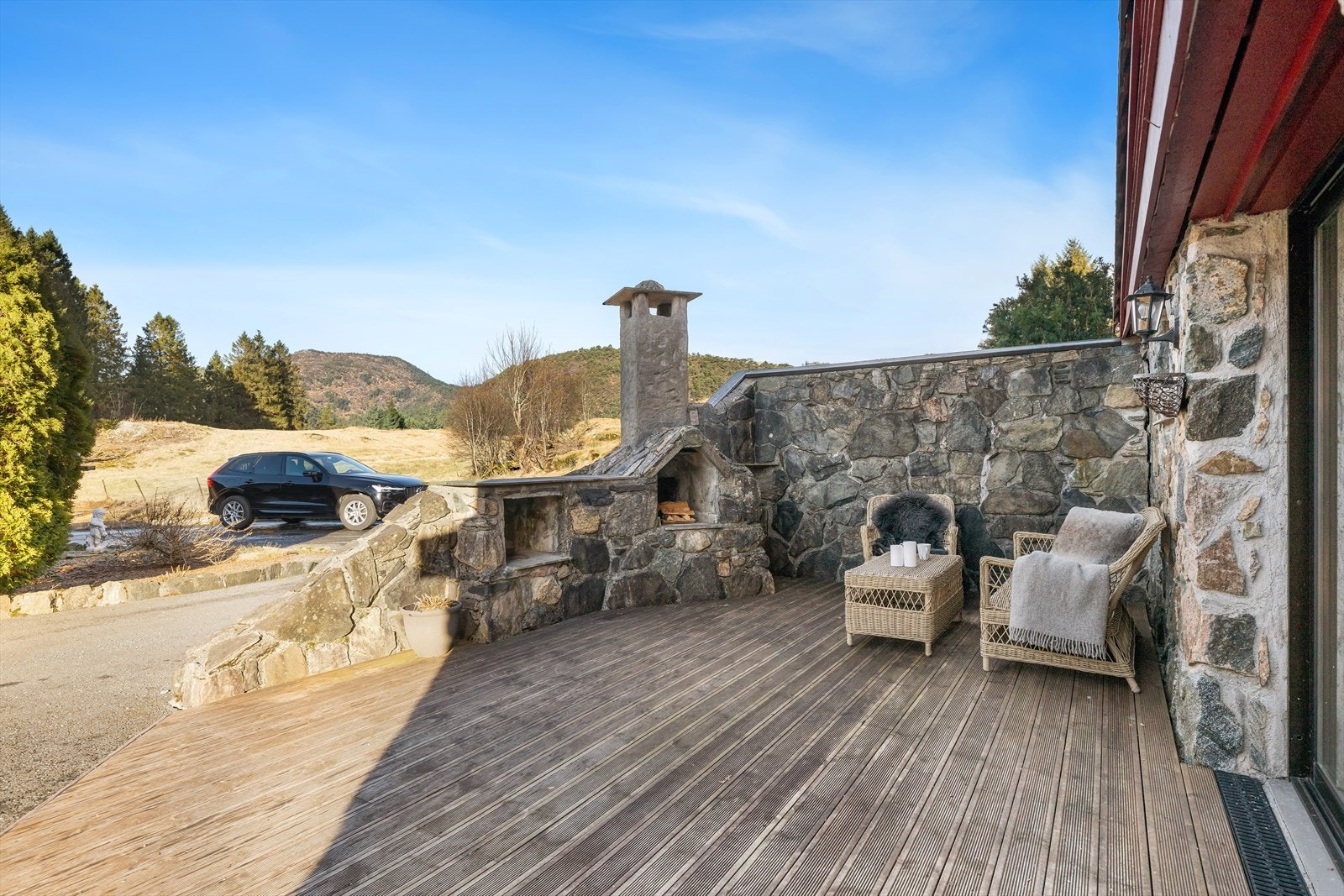 Det er flere nydelige uteområder rundt huset. Perfekt for sosiale sammenkomster. Galleribilde