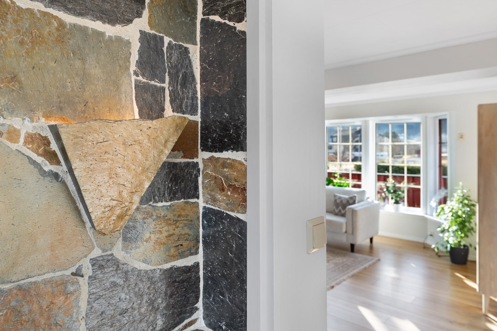 Flotte detaljer omkranser peisen. Galleribilde