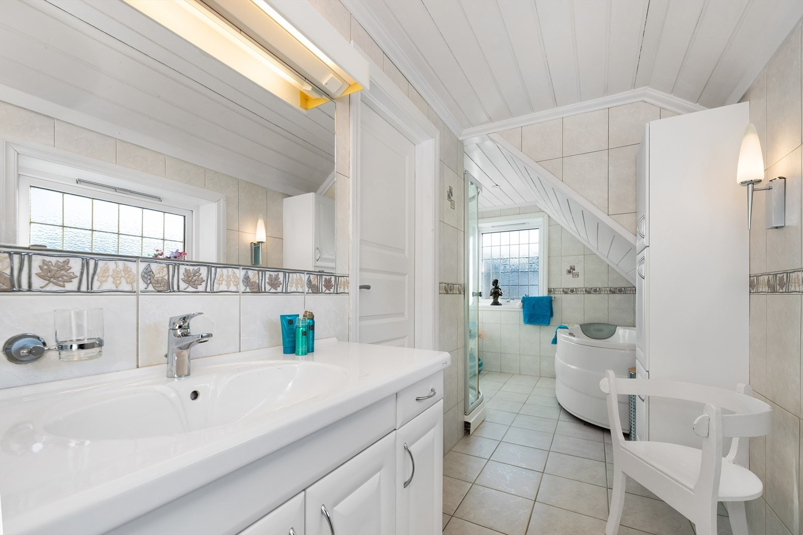 Badet er helfliset med varme i gulvet. Her er det egen dusjsone og badekar. Galleribilde