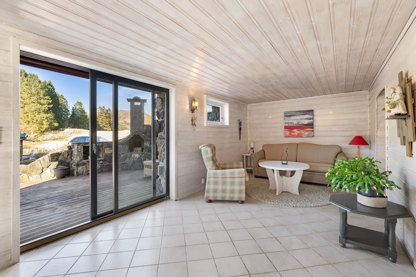 Med store skyvedørsvinduer får du naturlig og god belysnings i kjellerstue. Galleribilde