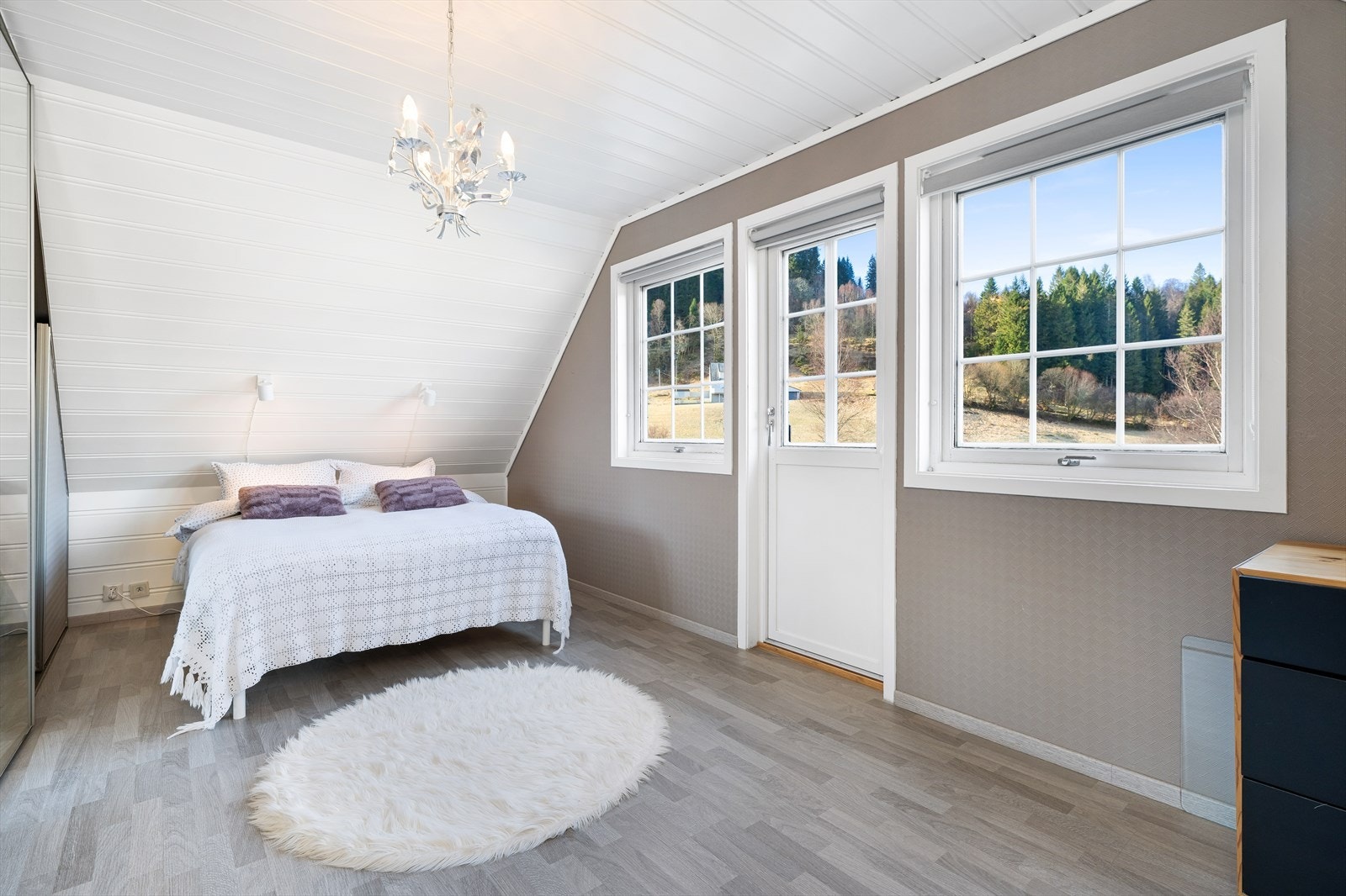 Det er ikke alle som har luksusen ved å ha en egen balkong på soverommet! Galleribilde