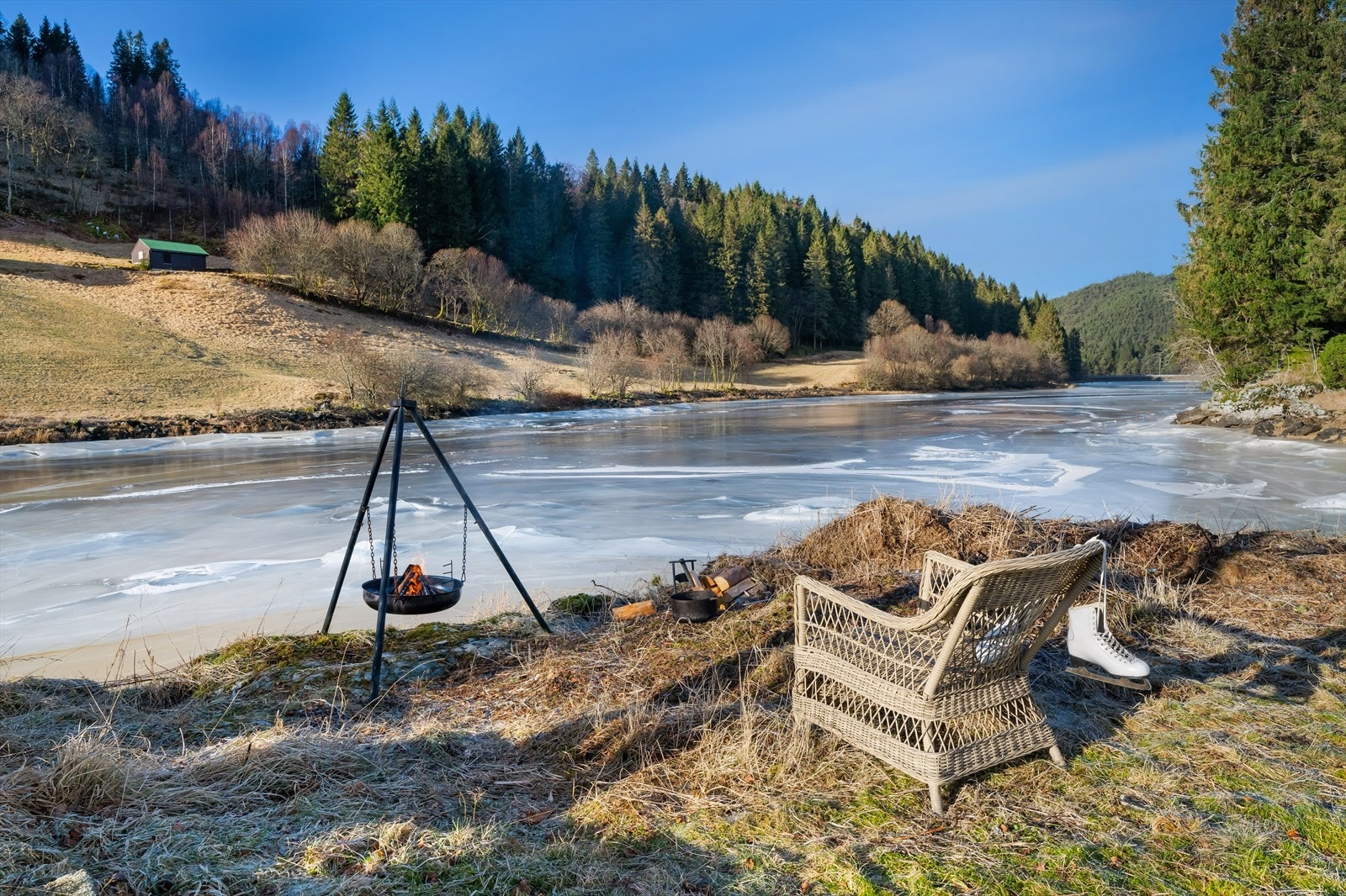 Det er mulig å skøyte på isen, og bruke kajakk eller lignende når isen er borte. Galleribilde