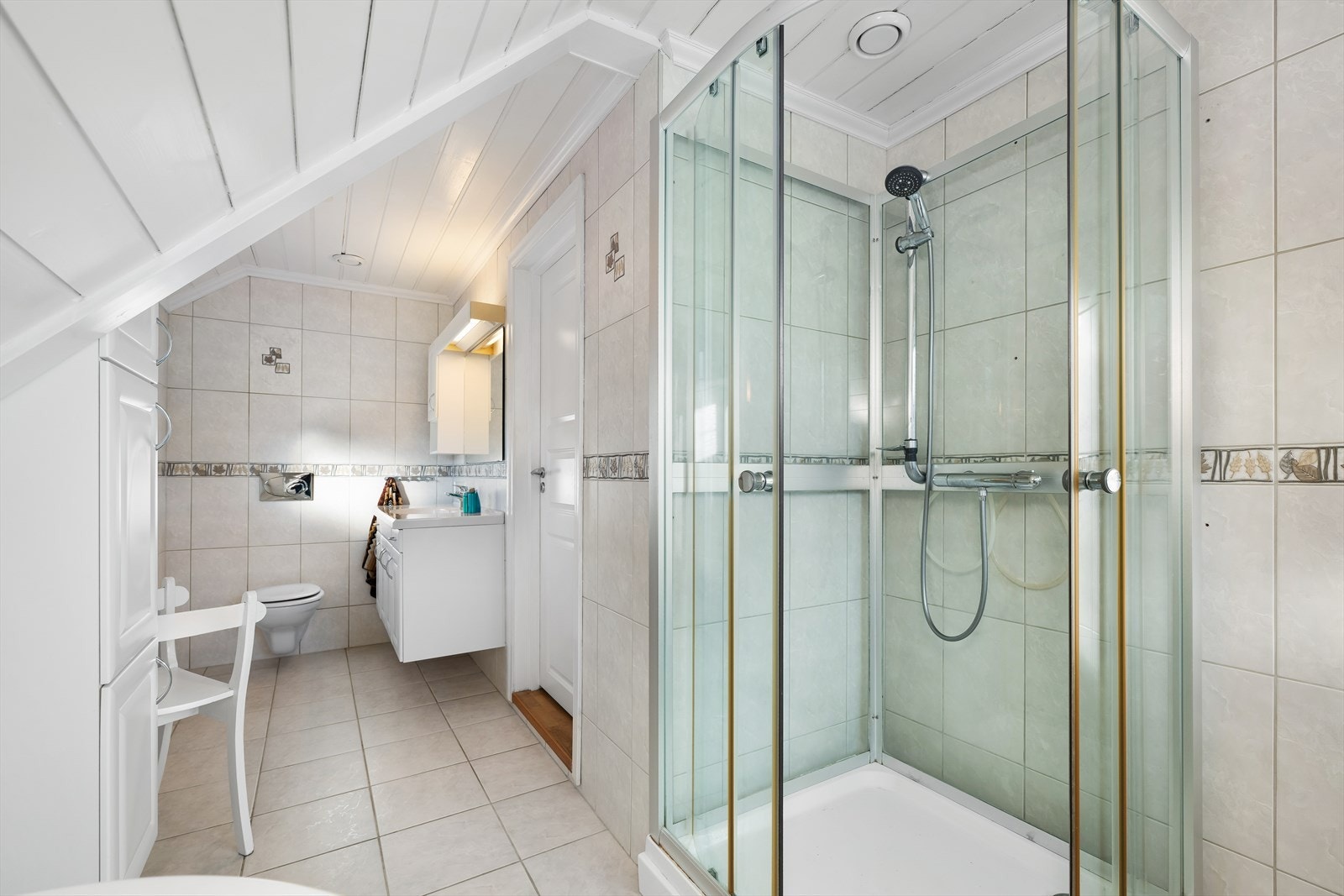 Det er enkel tilkomst fra bad til etasjens soverom Galleribilde