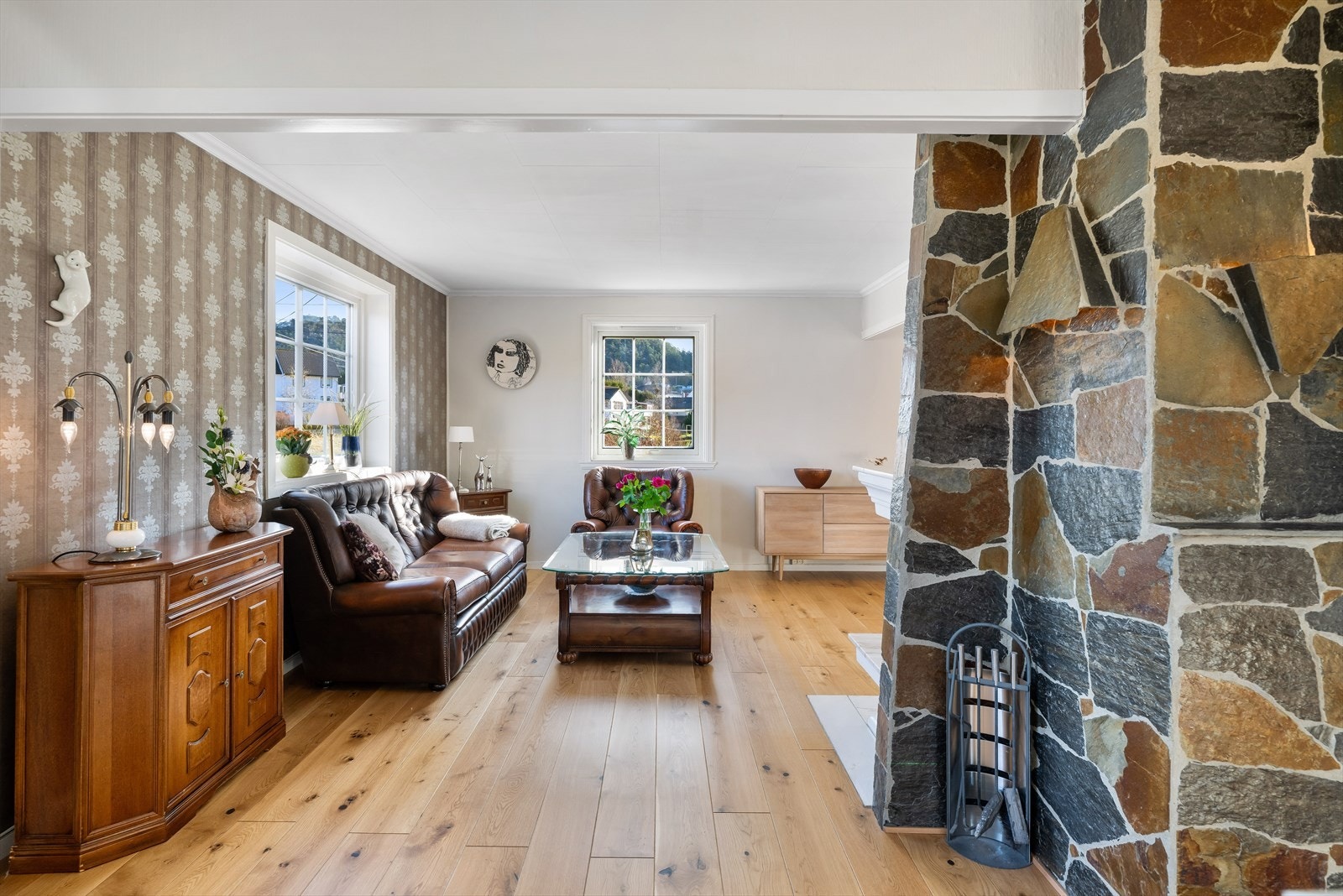 Stuen har en kombinasjon av malte vegger og tapet. Det er flott en-stavs parkett på gulvet. I natursteinen er det flotte detaljer som innebygget lyskilder. Galleribilde