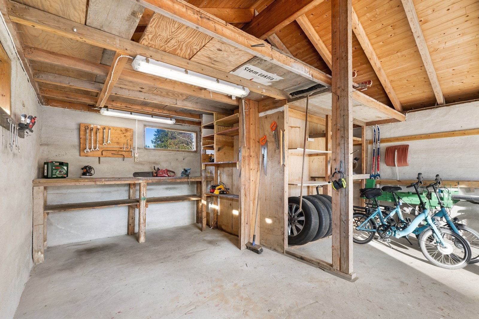 Garasje har arbeidsbenk og gode oppbevarings
muligheter. Galleribilde