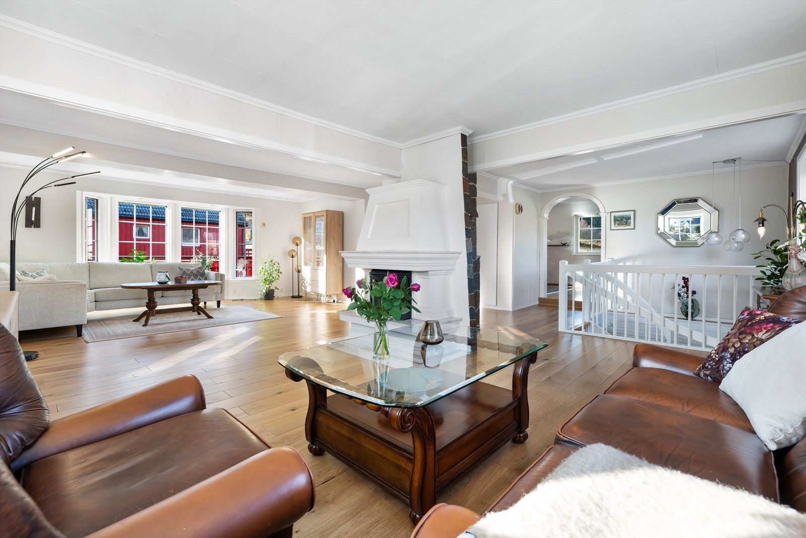 Flere ulike sosiale soner i stuen. Galleribilde