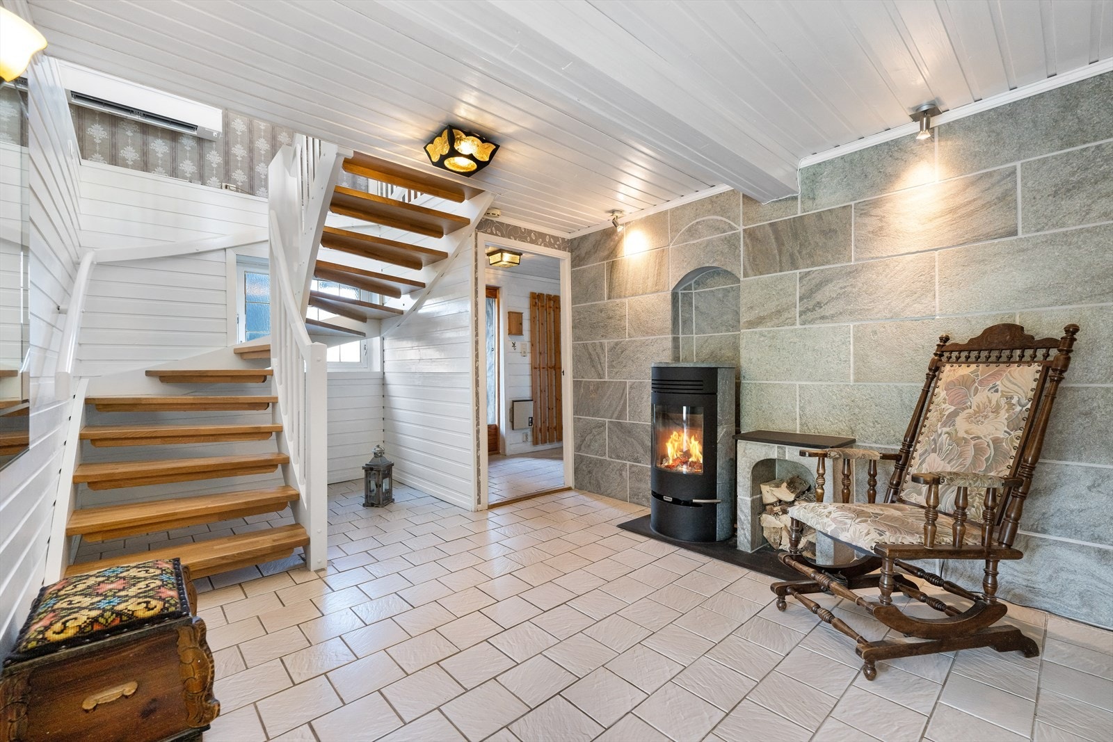 Flott trapp i heltre fører deg til husets andre etasje. Galleribilde