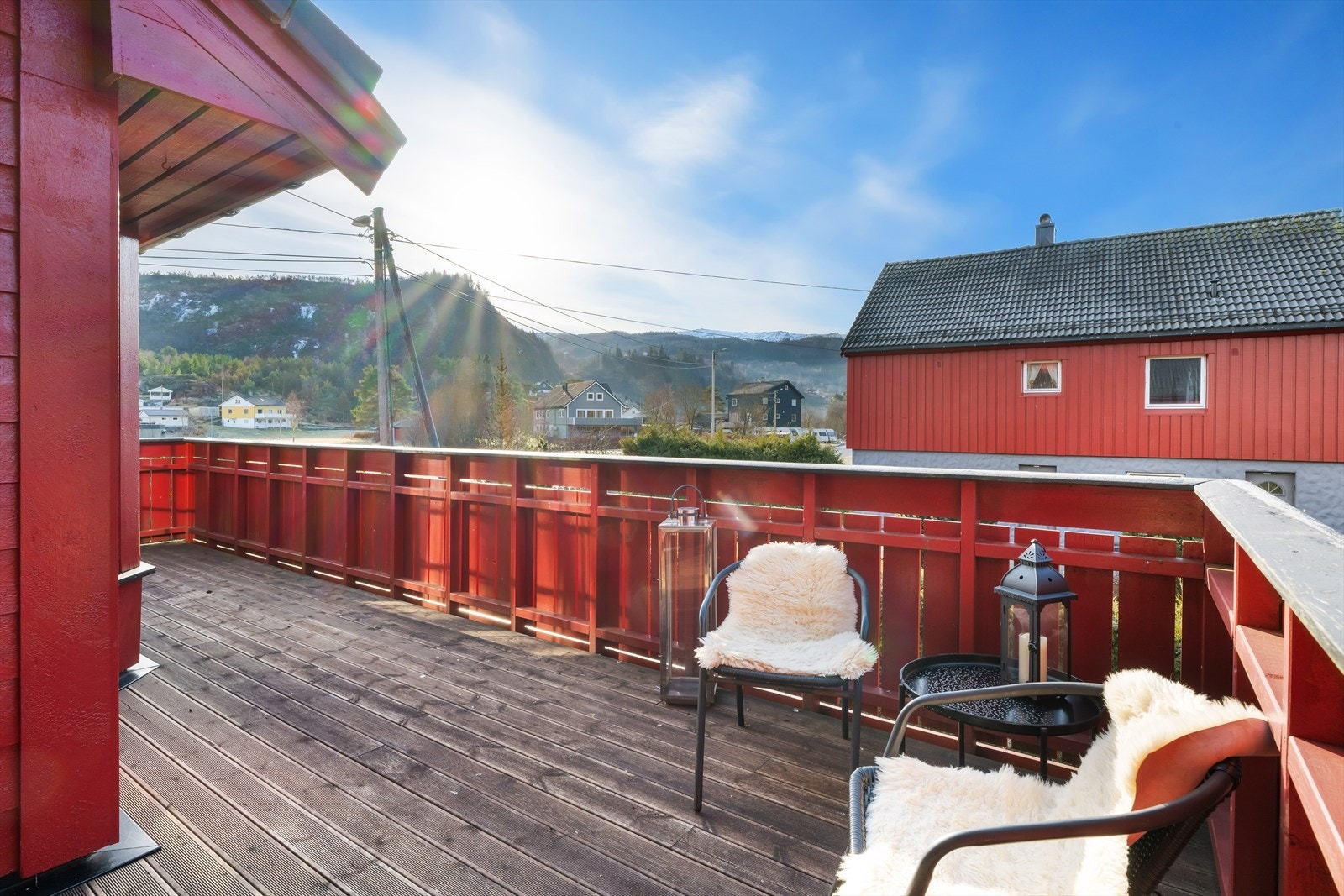 Altan vendt mot sørvest er stor. Her har du gode solforhold. Galleribilde