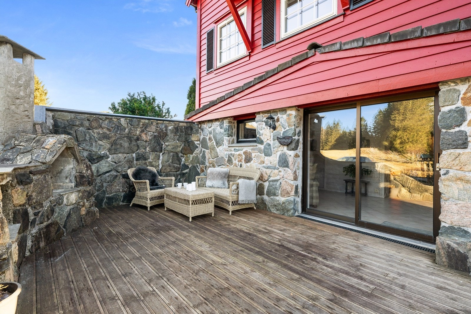 Flott uteområde med natursteins ildsted hvor du kan nyte lange sommerkvelder. Galleribilde