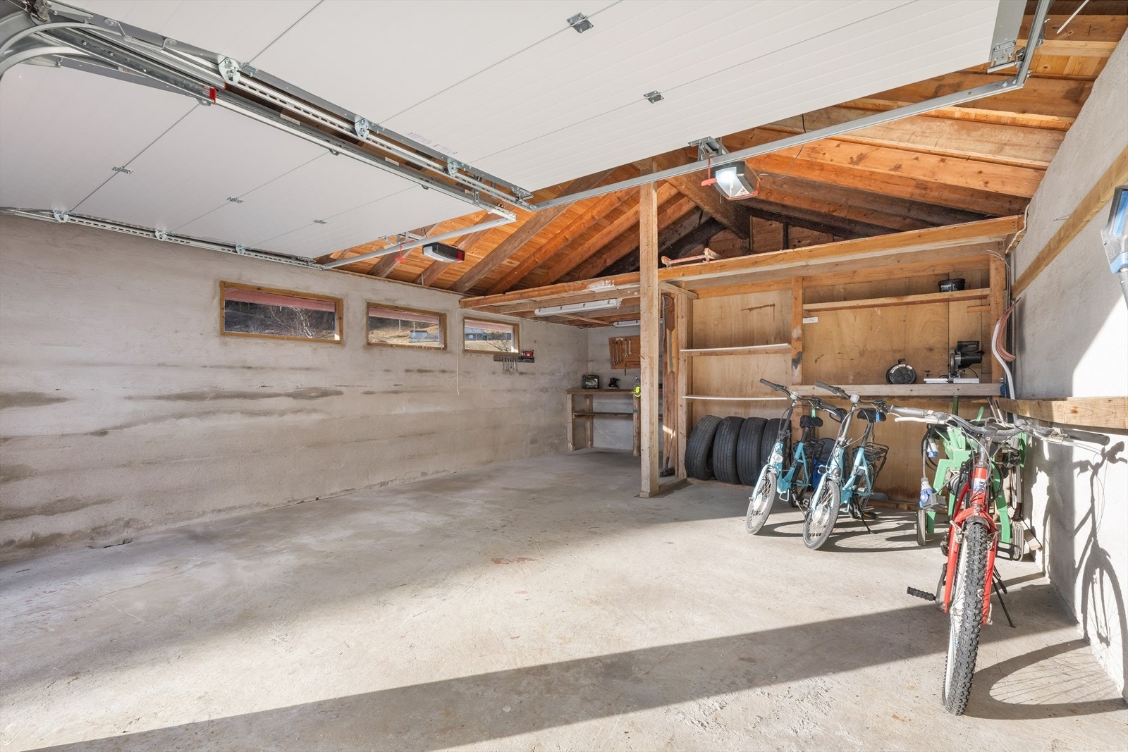 Det er plass til 2 oppstillingsplasser i garasje. Galleribilde