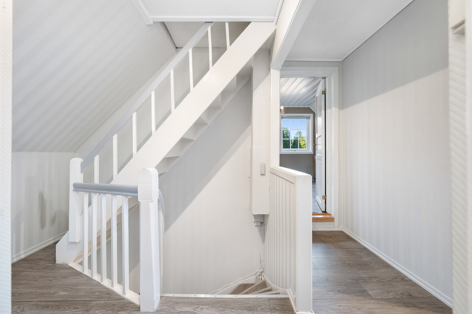 Det er godt med lagringsplass på husets loftsetasje. Galleribilde