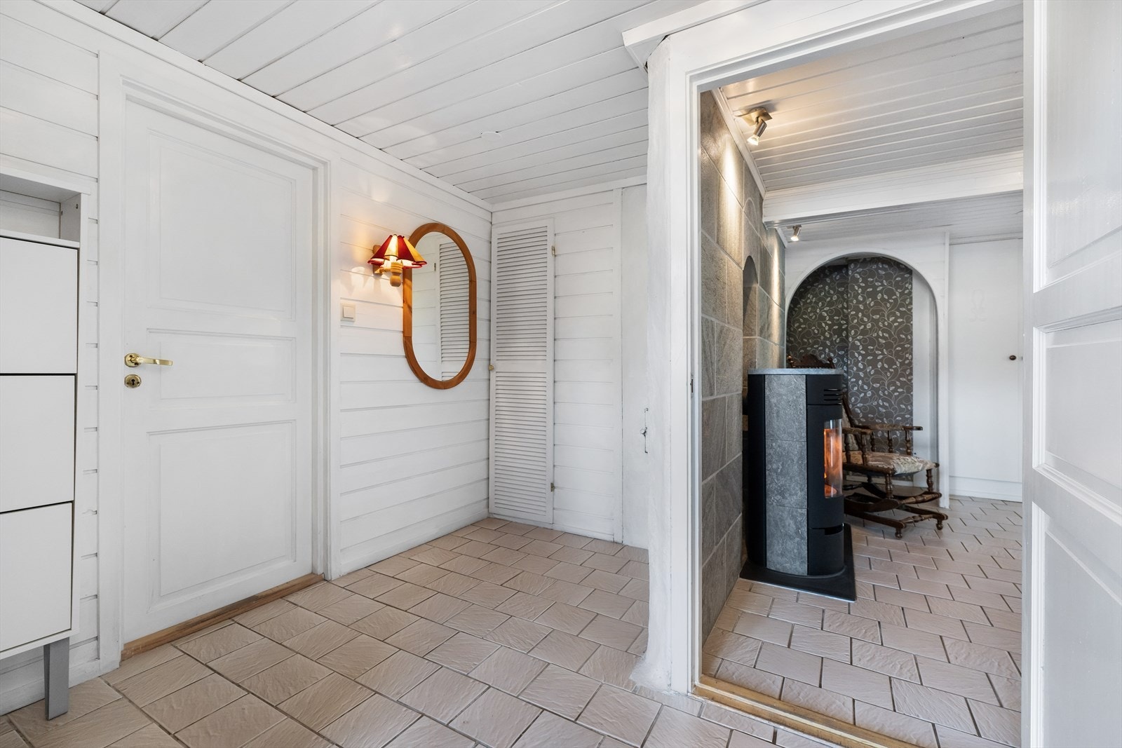 Fra entre er det inngang til matbod, samt bodrom. Det er gode løsninger med oppbevaring i vegg. Galleribilde