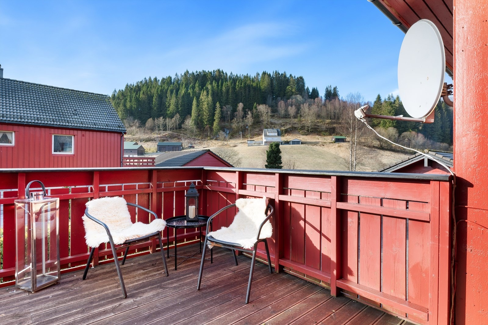Det er flere koselige uteområder rundt boligen. Galleribilde