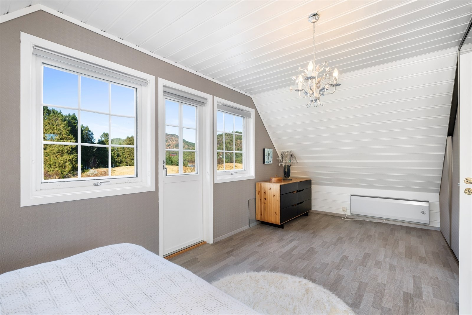 Hovedsoverom er stort. Det er integrerte oppbevaringsmuligheter med speil. Galleribilde