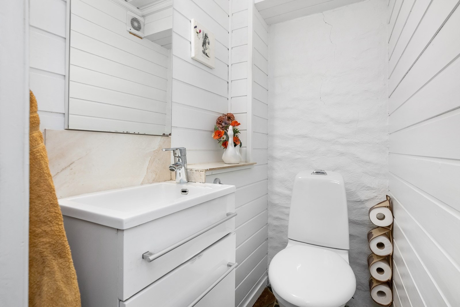 WC ligger i første etasje og har naturstein på gulv. Galleribilde