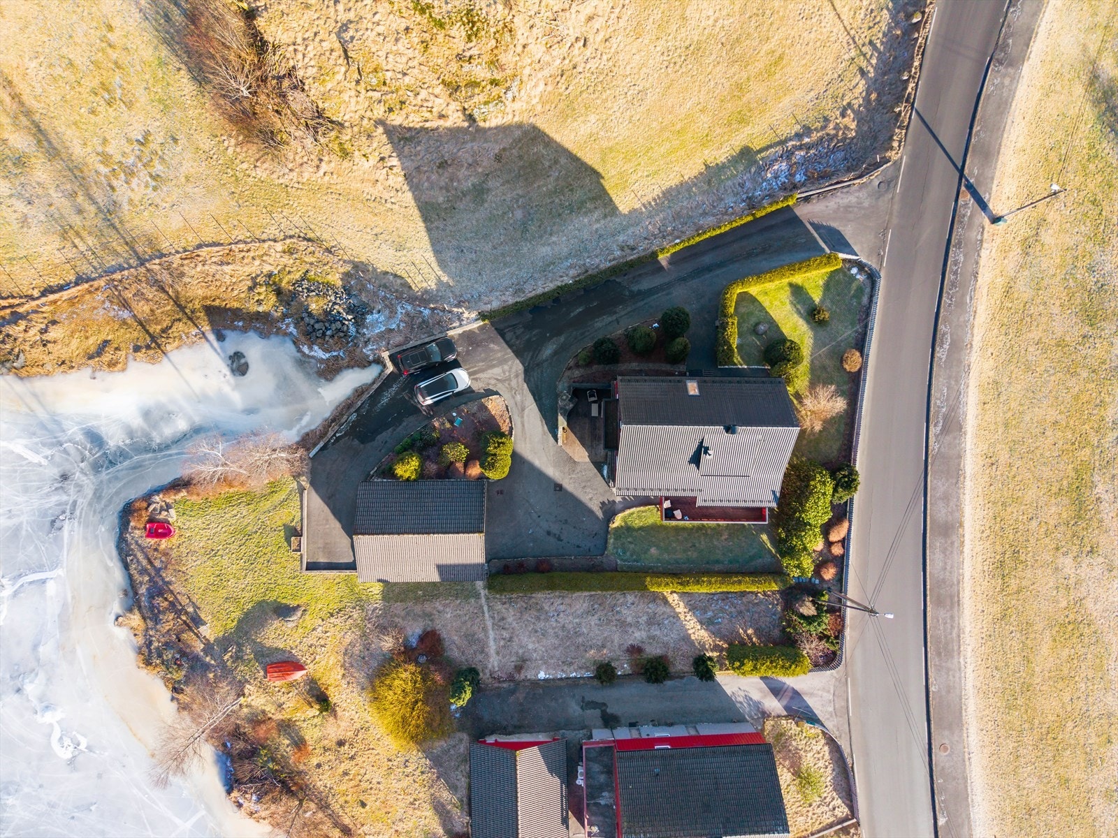 Det er plass til flere oppstillingsplasser i innkjørsel. Galleribilde