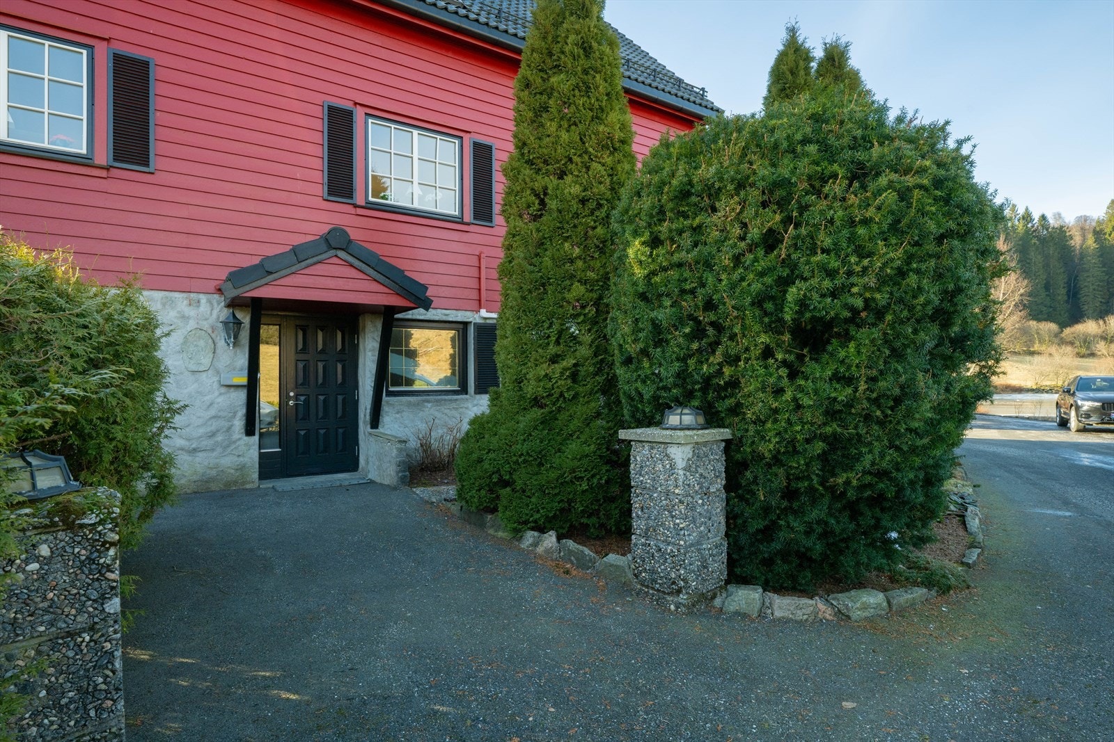 Inngangspartiet prydes av flott beplantning Galleribilde