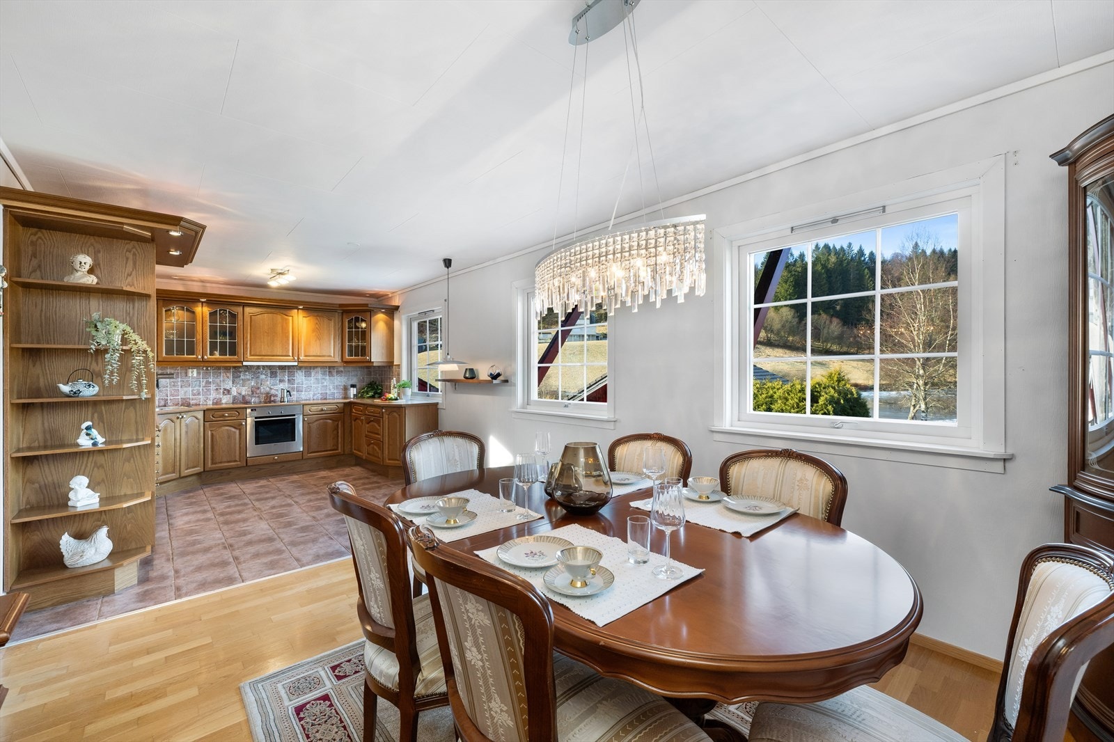 Kjøkkenet er en perfekt sosial sone, med god plass til besøk! Her kan du lage mat samtidig som du underholder familien eller gjester. Galleribilde