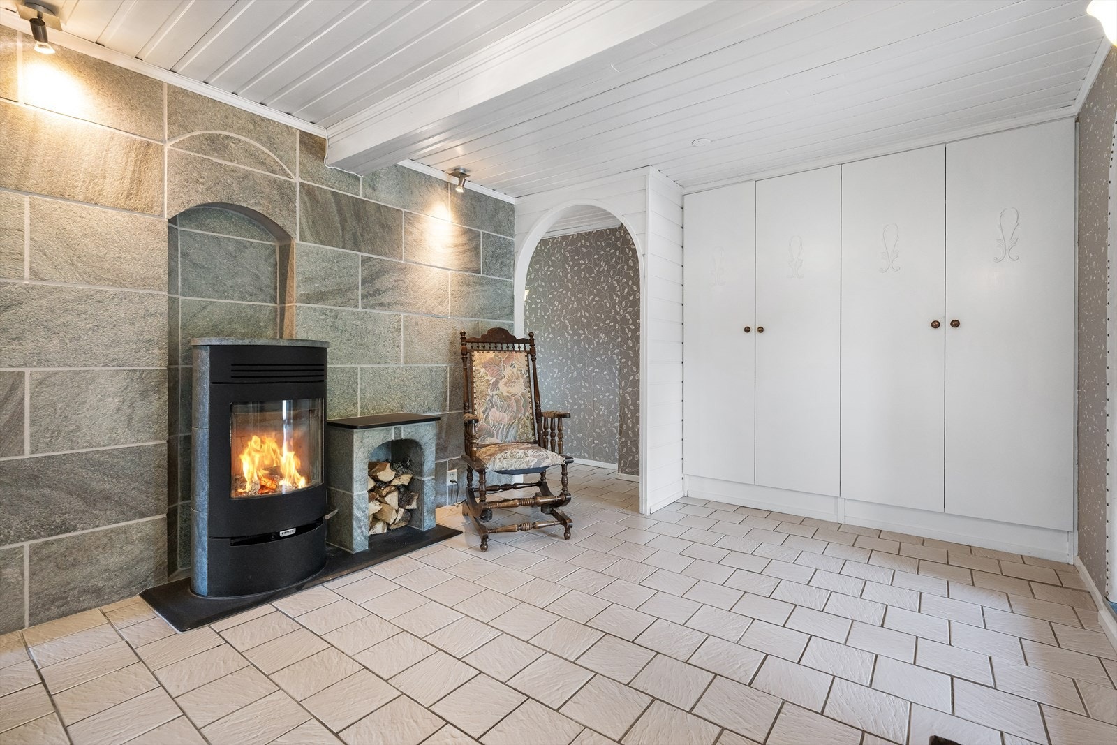 Forstuen må oppleves! Dette er et rom man fort blir glad i. Her er det varme i gulvet, samt god varme fra ildsted. De flotte skifer detaljene gir rommet et stort løft! Det er gode oppbevarings muligheter i innebygde skap. Galleribilde