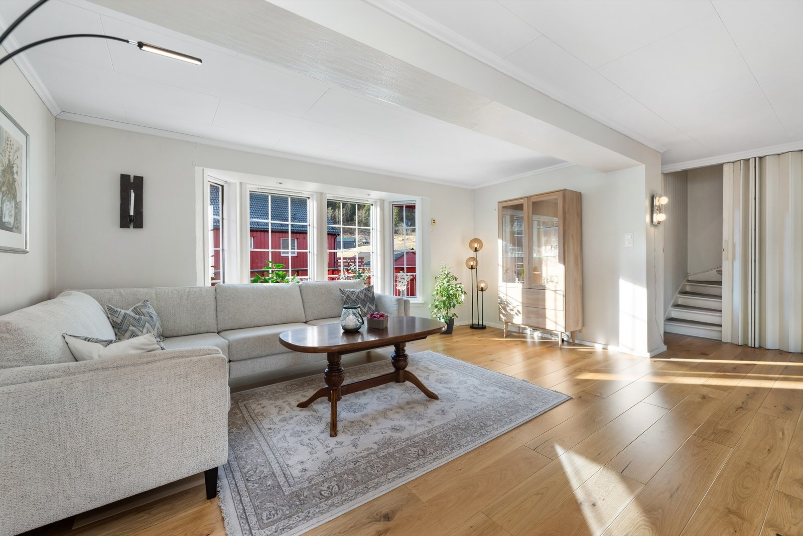 Om ønskelig kan man skjule trappegangen til husets tredje etasje. Det er også utgang til altan fra stue. Galleribilde