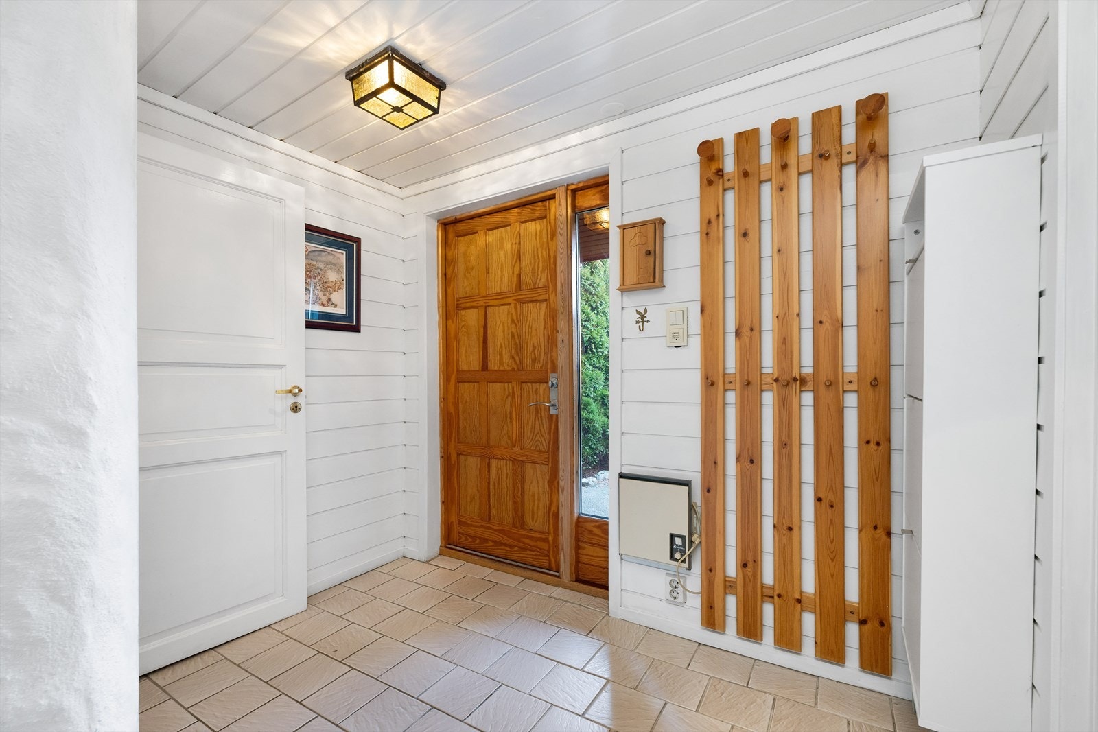 Entre ønsker deg velkommen inn i huset med enkle oppbevaringsmuligheter. Galleribilde