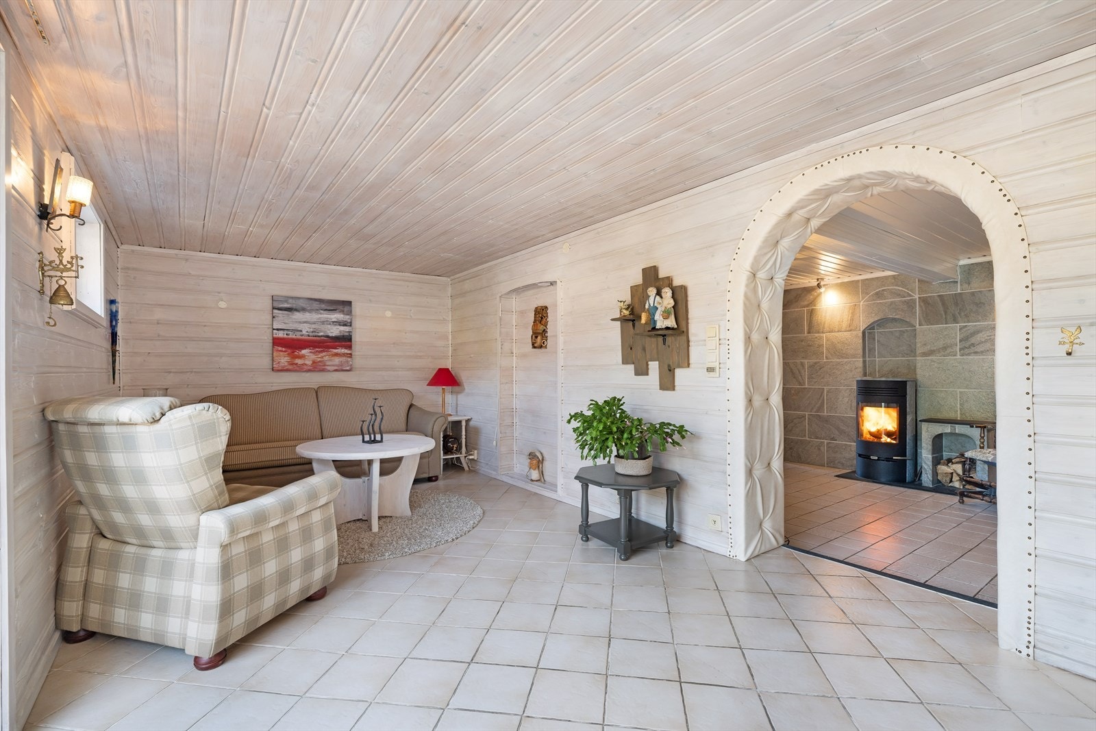 Kjellerstue. Praktisk rom som egner seg til tv-stue. Her er det direkte utgang til terrasse. Galleribilde