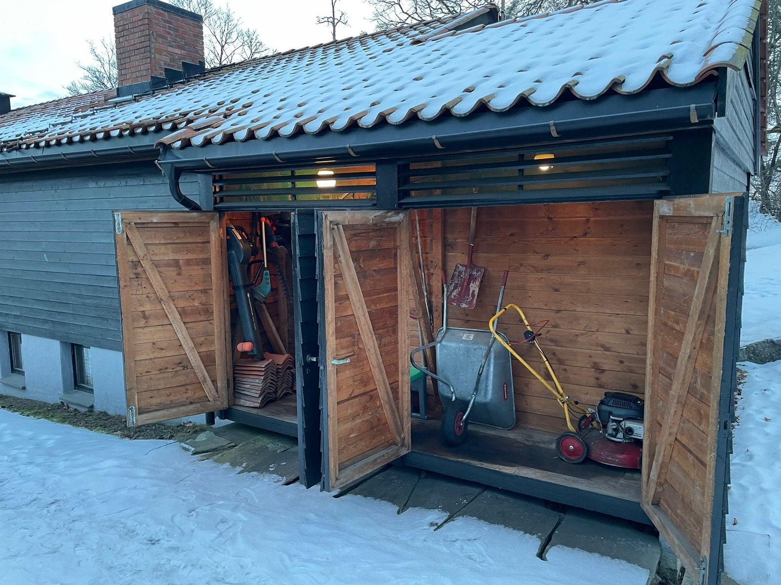 Romslig, uisolert bod til oppbevaring av redskaper. Galleribilde