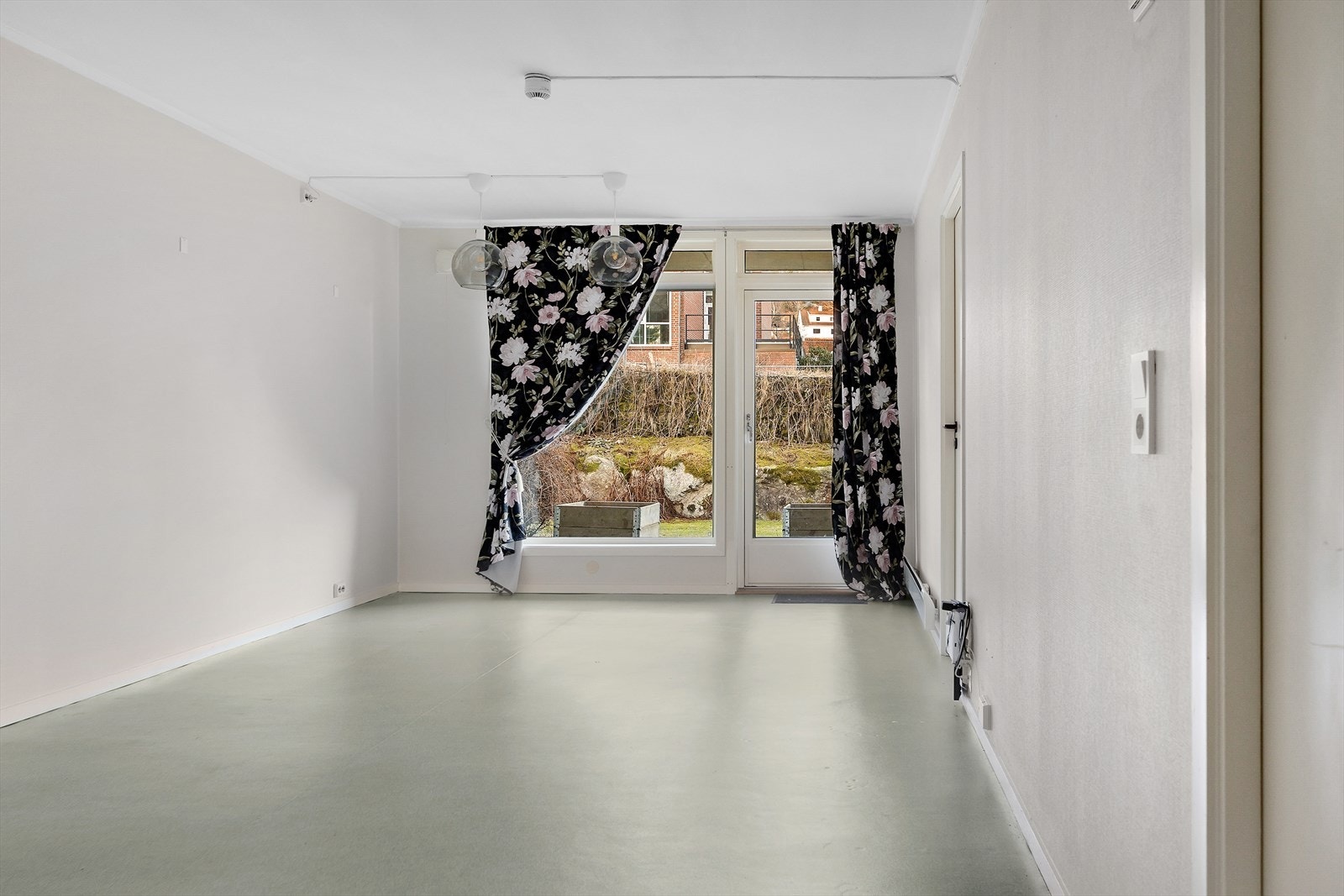 I stuen er det plass til både sittegruppe og spisebord. Galleribilde