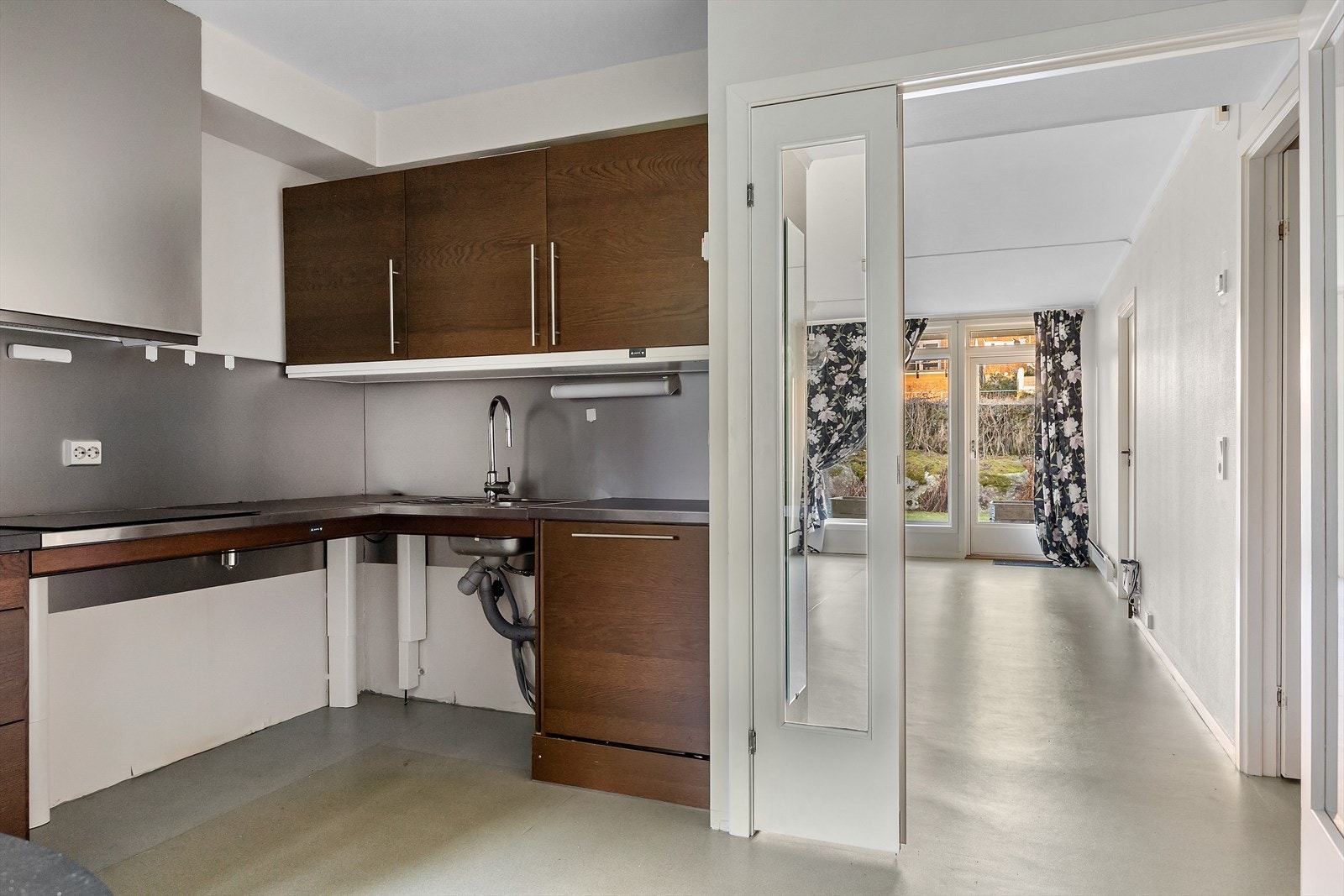 Det er hev og senk funksjon på benkeplate og deler av overskap. Galleribilde