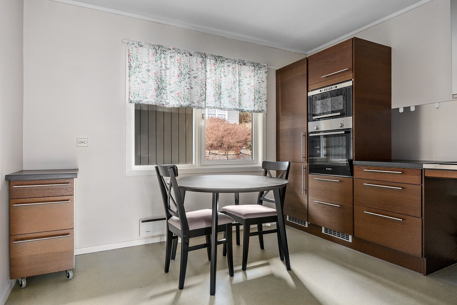 Funksjonelt kjøkken med slette fronter og en solid benkeplate i laminat med nedfelt vask. Her finner du alt du trenger av integrerte hvitevarer som medfølger handelen, noe som gjør dette kjøkkenet brukervennlig. Galleribilde